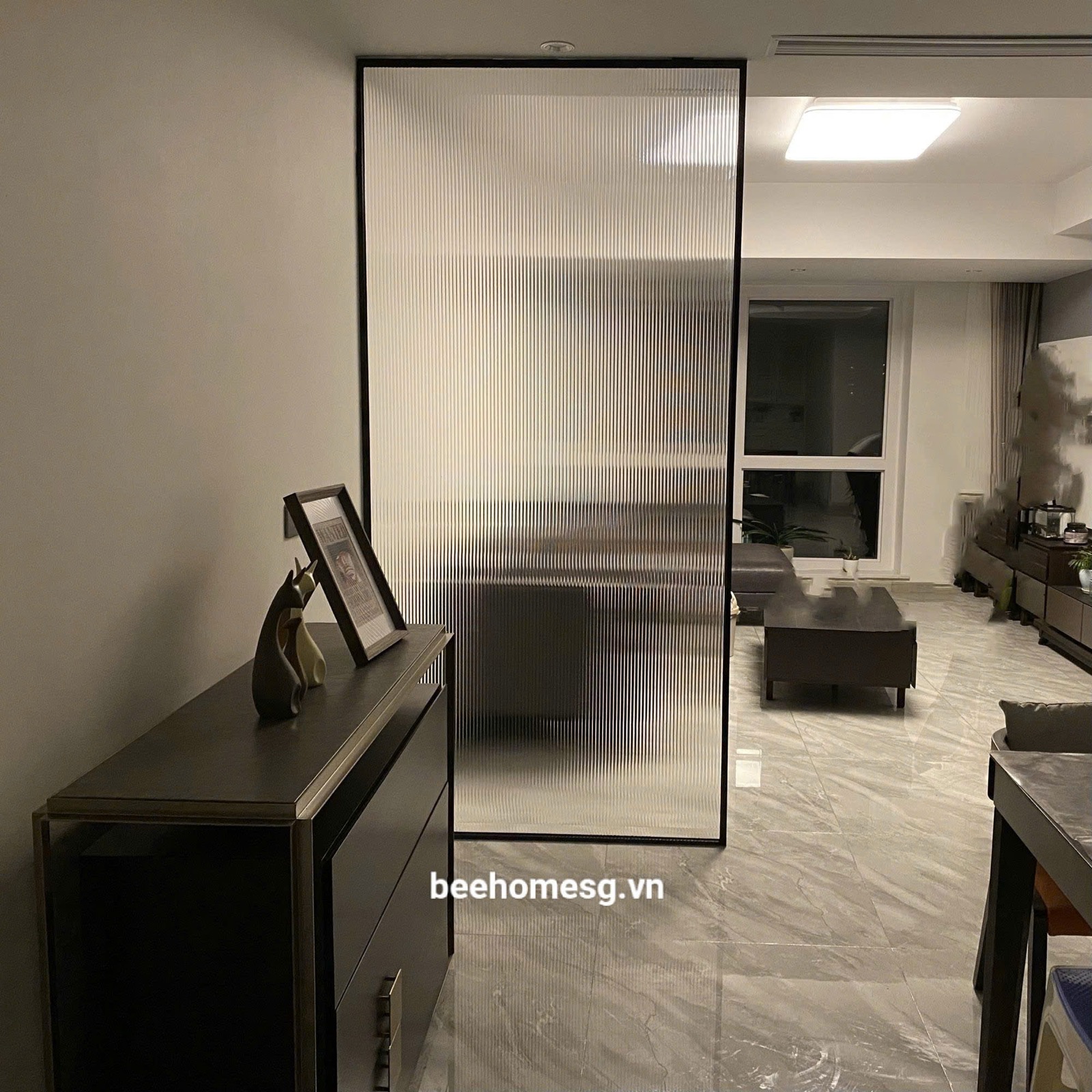 Vách kính cố định phòng tắm tối giản