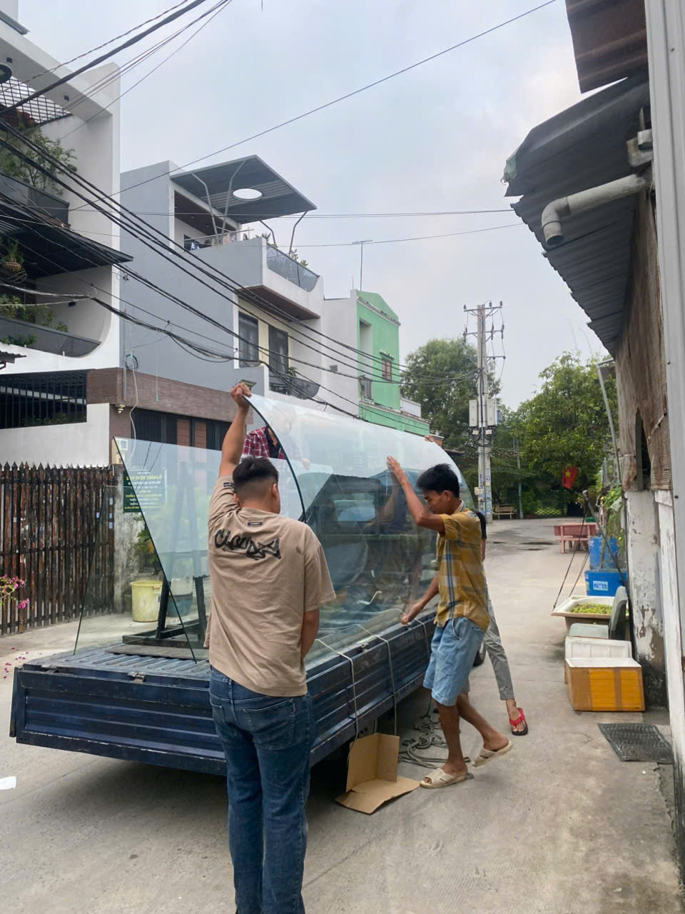 Vách kính cong cho nhà tắm thực tế BeeHome