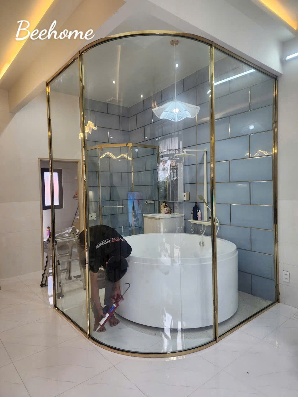 Vách kính cong phòng tắm TPHCM
