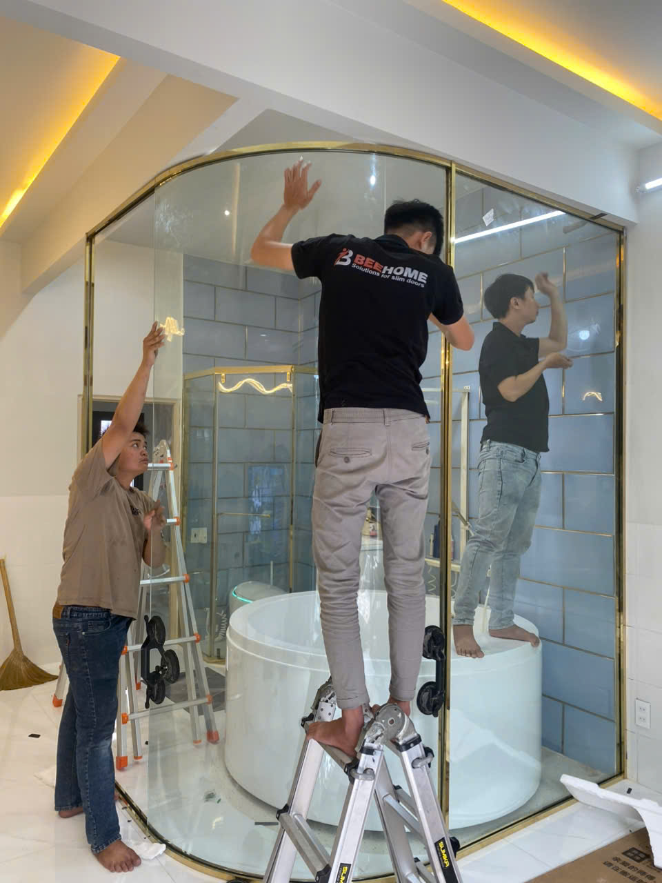 Vách kính cong nhà tắm phụ kiện gold