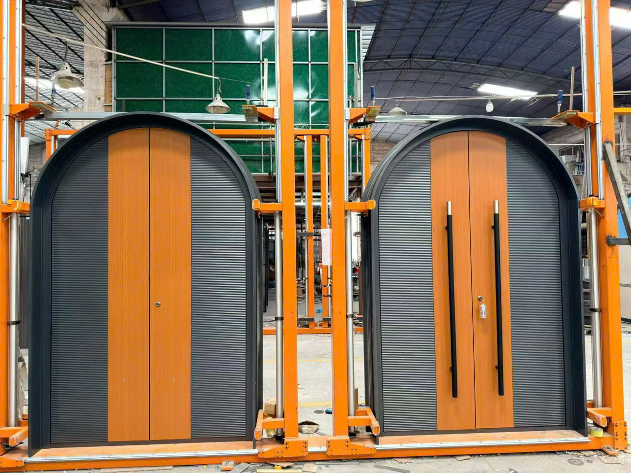 Cửa nhôm biệt thự bản lề lệch trục